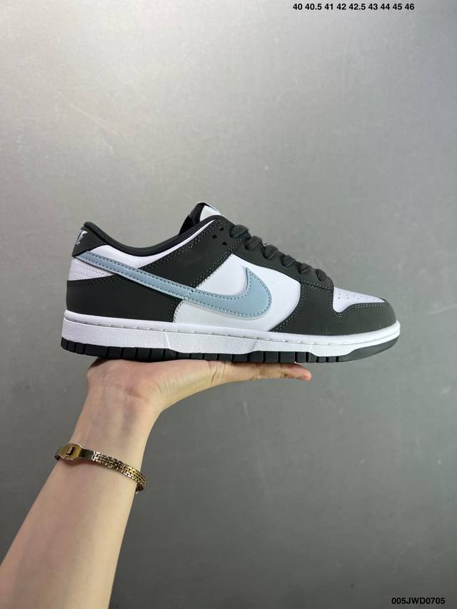 公司级Nike Dunk Low 黑白蓝 此款以简约大方的造型设计，给人以随性休闲的时尚格调，穿着舒适轻便，运动灵活自如，满足日常个性穿搭。 货号: Ib307