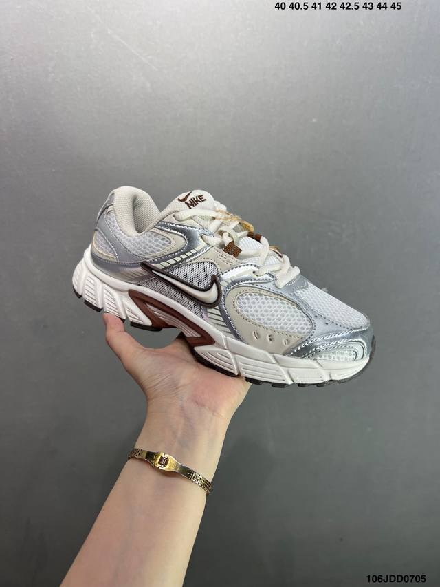 Nk V5 Rnr 舒适百搭防滑耐磨低帮跑步鞋 舒适有型适合日常穿着 该鞋款延续千禧年经典设计搭载泡绵中底 厚实而轻盈匠心细节巧搭立体耐克勾标志焕新演绎复古跑鞋