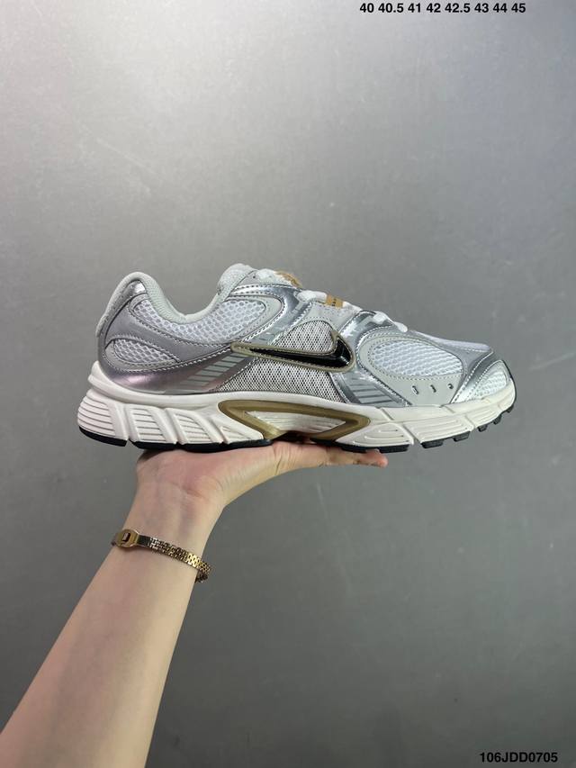 Nk V5 Rnr 舒适百搭防滑耐磨低帮跑步鞋 舒适有型适合日常穿着 该鞋款延续千禧年经典设计搭载泡绵中底 厚实而轻盈匠心细节巧搭立体耐克勾标志焕新演绎复古跑鞋