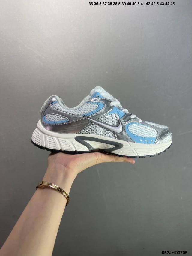 Nk V5 Rnr 舒适百搭防滑耐磨低帮跑步鞋 舒适有型适合日常穿着 该鞋款延续千禧年经典设计搭载泡绵中底 厚实而轻盈匠心细节巧搭立体耐克勾标志焕新演绎复古跑鞋
