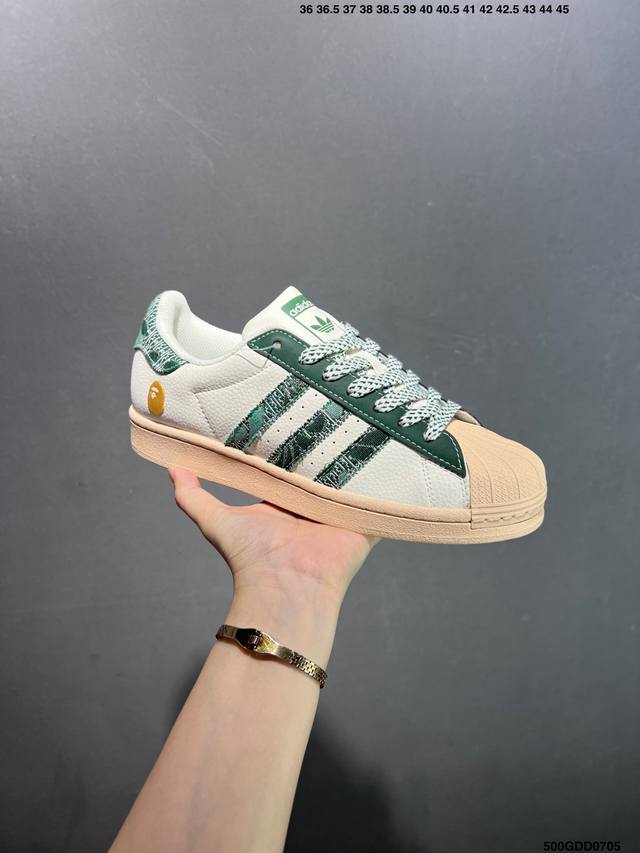 核心私 公司级Ad Originals Superstar 经典复古贝壳头板鞋 Jp9310 诞生于1969年 是第一双将全皮面鞋 身与橡胶鞋头结合在一起的低帮
