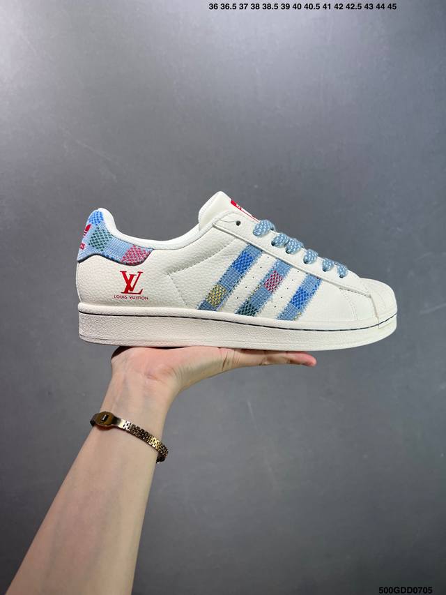 核心私 公司级Ad Originals Superstar 经典复古贝壳头板鞋 Jp9310 诞生于1969年 是第一双将全皮面鞋 身与橡胶鞋头结合在一起的低帮