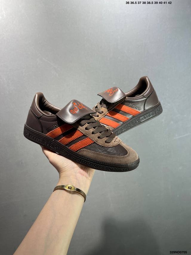 性价比版本Ad Handball Spezial 复古休闲板鞋 #全鞋采用反毛皮制作 牛筋耐磨大底 承载青春情怀的板鞋 经典三条杠装饰鞋侧 品牌辨识度清晰 货号
