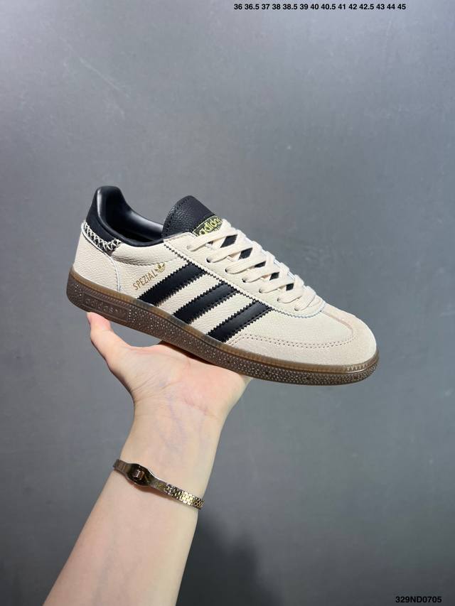 性价比版本Ad Handball Spezial 复古休闲板鞋 #全鞋采用反毛皮制作 牛筋耐磨大底 承载青春情怀的板鞋 经典三条杠装饰鞋侧 品牌辨识度清晰 货号