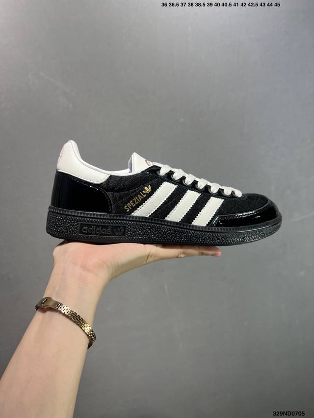 性价比版本Ad Handball Spezial 复古休闲板鞋 #全鞋采用反毛皮制作 牛筋耐磨大底 承载青春情怀的板鞋 经典三条杠装饰鞋侧 品牌辨识度清晰 货号