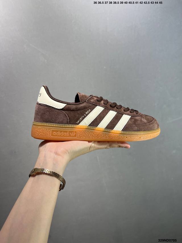 性价比版本Ad Handball Spezial 复古休闲板鞋 #全鞋采用反毛皮制作 牛筋耐磨大底 承载青春情怀的板鞋 经典三条杠装饰鞋侧 品牌辨识度清晰 货号