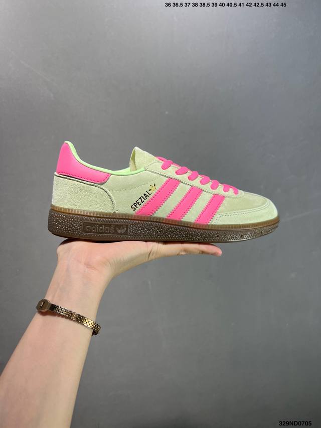 性价比版本Ad Handball Spezial 复古休闲板鞋 #全鞋采用反毛皮制作 牛筋耐磨大底 承载青春情怀的板鞋 经典三条杠装饰鞋侧 品牌辨识度清晰 货号