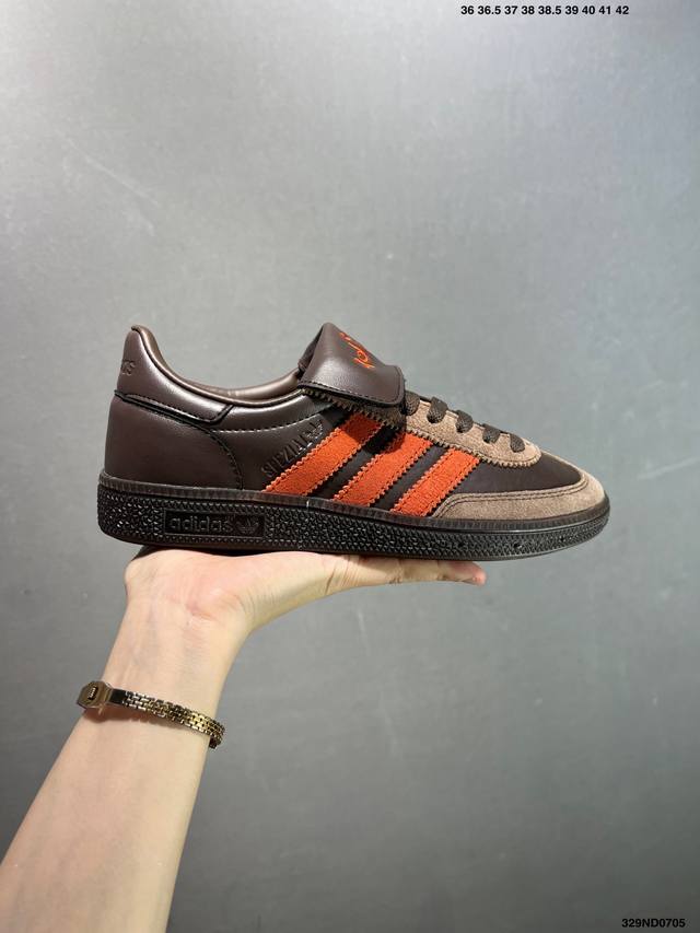 性价比版本Ad Handball Spezial 复古休闲板鞋 #全鞋采用反毛皮制作 牛筋耐磨大底 承载青春情怀的板鞋 经典三条杠装饰鞋侧 品牌辨识度清晰 货号