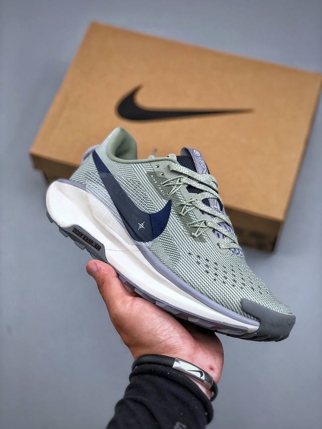 Nike Reactx Pegasus Trail 5 Next Nature 越野跑步鞋登月兼顾迅疾外观和稳固脚感 后跟覆面和中足动态支撑巧妙融合 缔造稳定顺