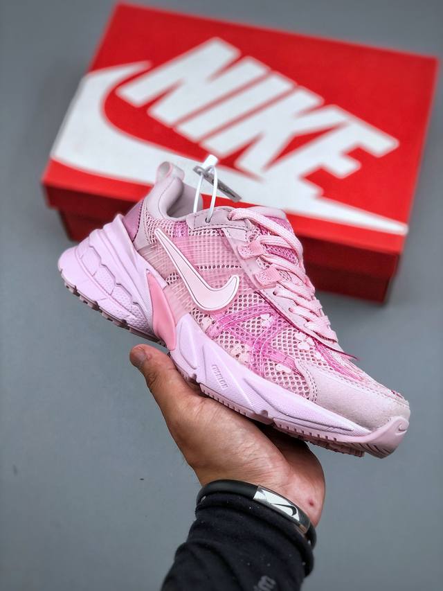 Nike V2K Run跑步鞋复古风潮 网面透气运动鞋 粉色 紧致的鞋面材质提供良好的包裹性鞋侧 Swoosh以及鞋头部分搭配增添不少亮点的镀铬细节鞋垫上印有B