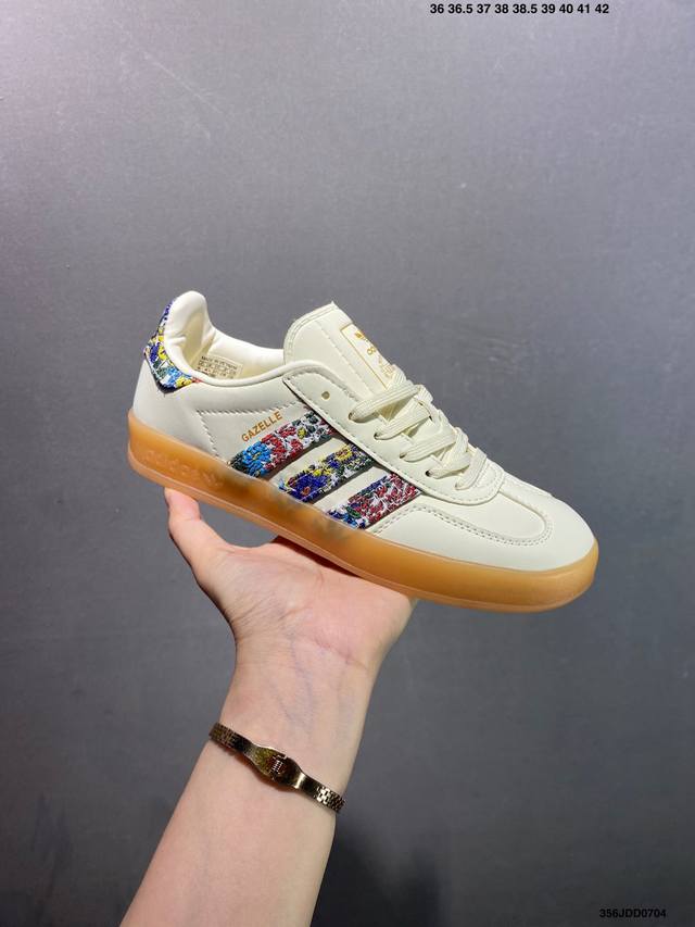 Adidas Originals Gazelle Indoor 复古单品 自1960年代发售以来，“Gazelle”系列凭借其古典复古魅力，一直备受喜爱。如今，