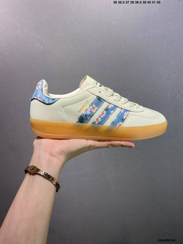 Adidas Originals Gazelle Indoor 复古单品 自1960年代发售以来，“Gazelle”系列凭借其古典复古魅力，一直备受喜爱。如今，