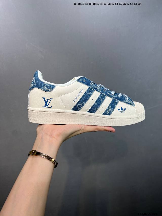 Ad Originals Superstar 经典复古贝壳头板鞋 If1585 诞生于1969年 是第一双将全皮面鞋 身与橡胶鞋头结合在一起的低帮篮球鞋 Sup