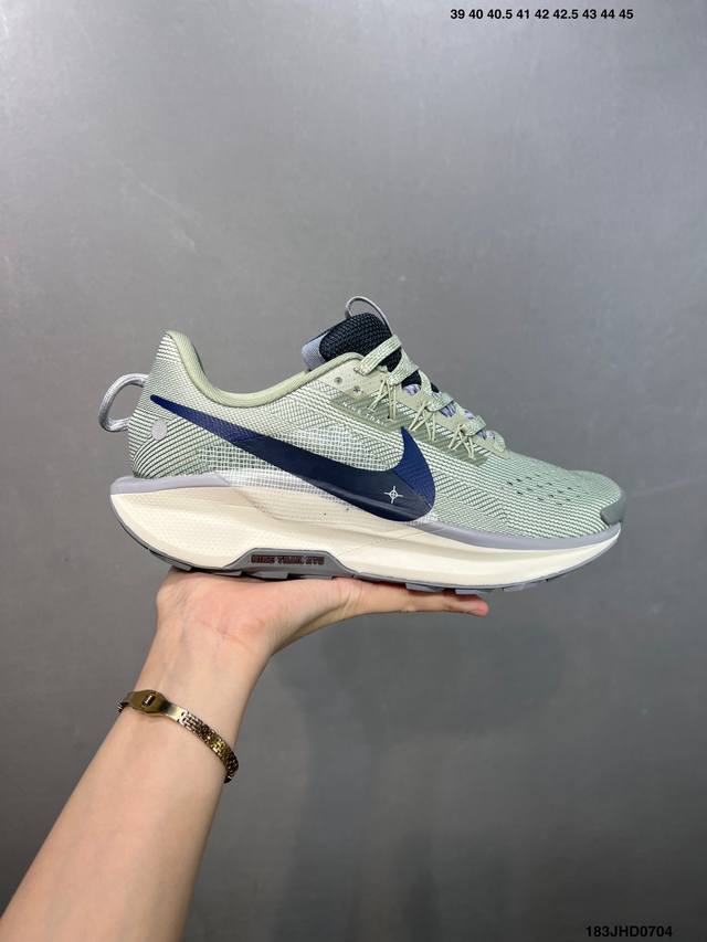 公司级Nike Reactx Pegasus Trail 5 Next Nature 越野跑步鞋 登月兼顾迅疾外观和稳固脚感 后跟覆面和中足动态支撑巧妙融合 缔