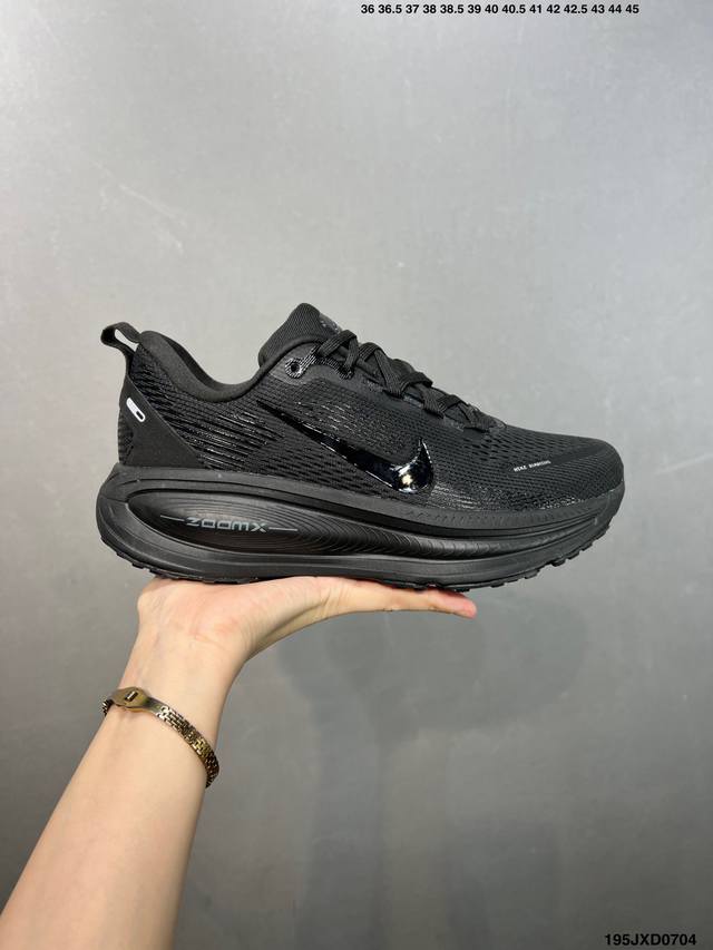 公司级Nk Air Zoom Vomero 18 轻便舒适公路跑步鞋 Hm6803-001 质感柔软 弹力充沛 助力一路畅跑 乐享不停 厚实泡绵缔造舒适的回弹效