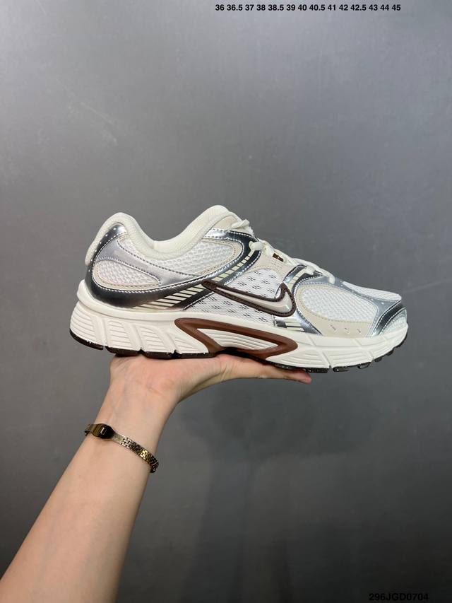 Nk V5 Rnr 舒适百搭防滑耐磨低帮跑步鞋 舒适有型适合日常穿着 该鞋款延续千禧年经典设计搭载泡绵中底 厚实而轻盈匠心细节巧搭立体耐克勾标志焕新演绎复古跑鞋