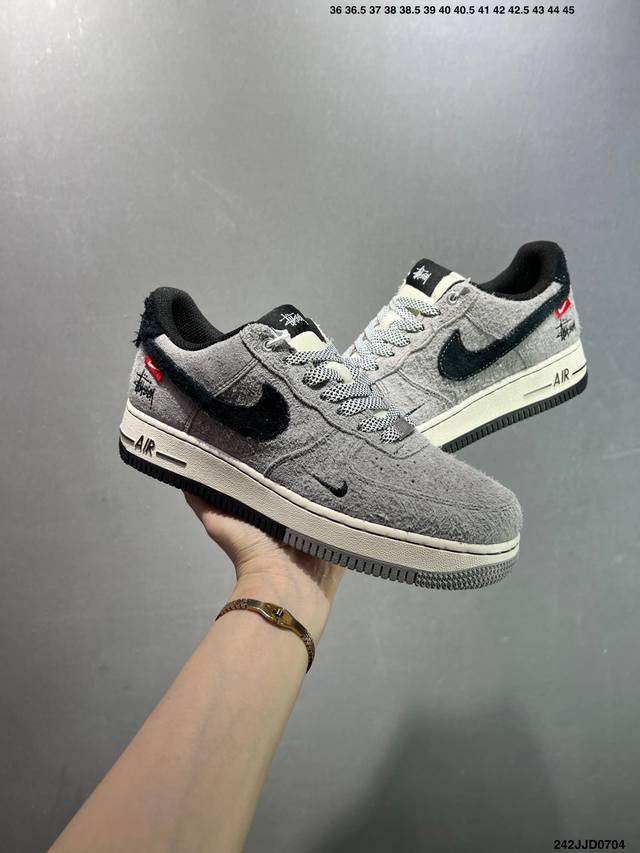 特价Nike Air Force 1 ‘07 Low “斯图西联名 灰白英文蓝底”空军一号 低帮 运动鞋 休闲鞋 折边针车 工艺难度大 原楦头原纸板 原装鞋盒