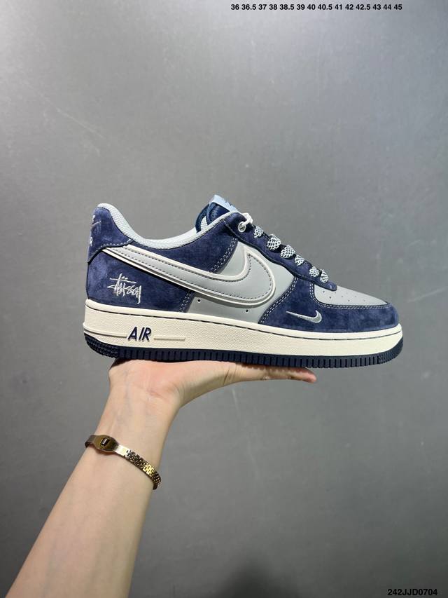 特价Nike Air Force 1 ‘07 Low “斯图西联名 灰白英文蓝底”空军一号 低帮 运动鞋 休闲鞋 折边针车 工艺难度大 原楦头原纸板 原装鞋盒