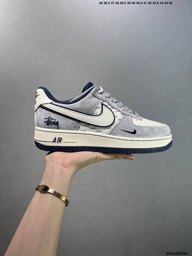 特价Nike Air Force 1 ‘07 Low “斯图西联名 灰白英文蓝底”空军一号 低帮 运动鞋 休闲鞋 折边针车 工艺难度大 原楦头原纸板 原装鞋盒