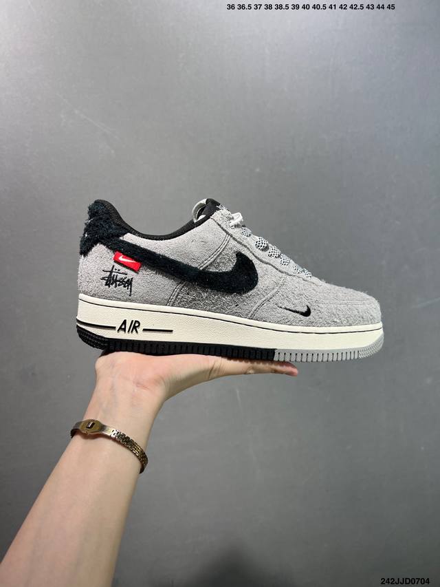 特价Nike Air Force 1 ‘07 Low “斯图西联名 灰白英文蓝底”空军一号 低帮 运动鞋 休闲鞋 折边针车 工艺难度大 原楦头原纸板 原装鞋盒