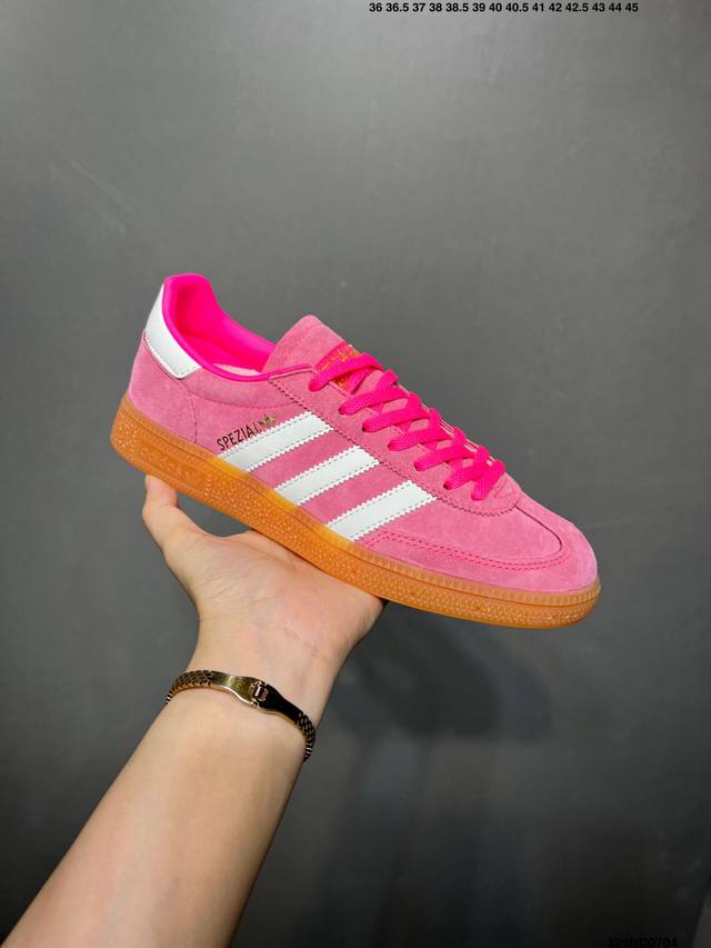 性价比版本Ad Handball Spezial 复古休闲板鞋 #全鞋采用反毛皮制作 牛筋耐磨大底 承载青春情怀的板鞋 经典三条杠装饰鞋侧 品牌辨识度清晰 货号