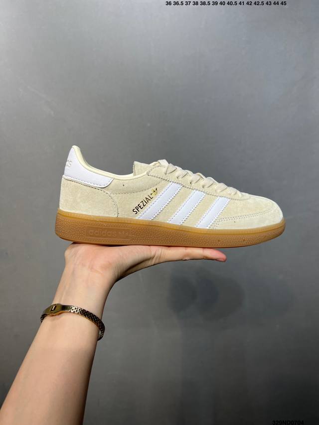 性价比版本Ad Handball Spezial 复古休闲板鞋 #全鞋采用反毛皮制作 牛筋耐磨大底 承载青春情怀的板鞋 经典三条杠装饰鞋侧 品牌辨识度清晰 货号