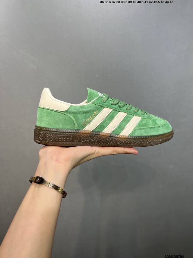性价比版本Ad Handball Spezial 复古休闲板鞋 #全鞋采用反毛皮制作 牛筋耐磨大底 承载青春情怀的板鞋 经典三条杠装饰鞋侧 品牌辨识度清晰 货号