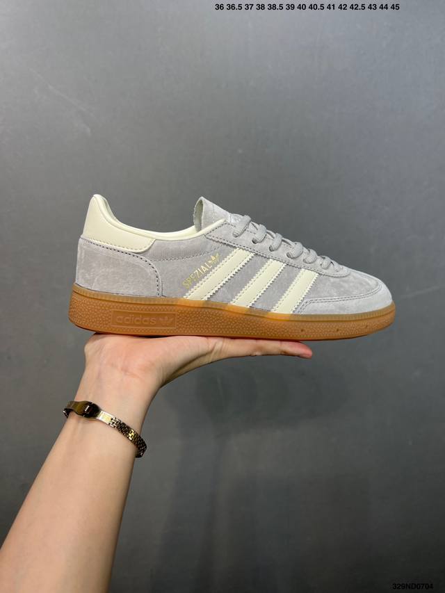 性价比版本Ad Handball Spezial 复古休闲板鞋 #全鞋采用反毛皮制作 牛筋耐磨大底 承载青春情怀的板鞋 经典三条杠装饰鞋侧 品牌辨识度清晰 货号