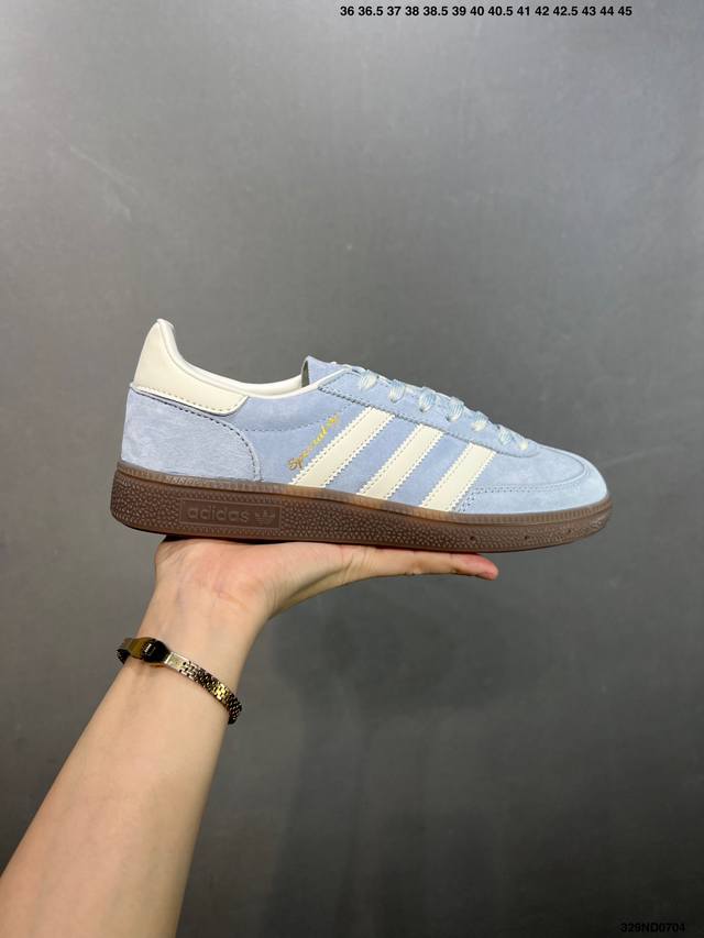 性价比版本Ad Handball Spezial 复古休闲板鞋 #全鞋采用反毛皮制作 牛筋耐磨大底 承载青春情怀的板鞋 经典三条杠装饰鞋侧 品牌辨识度清晰 货号