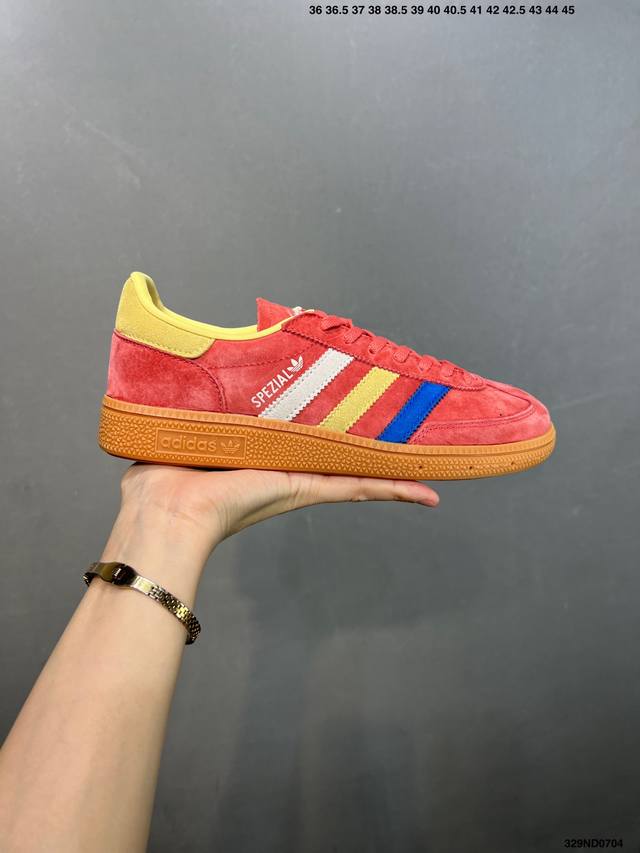 性价比版本Ad Handball Spezial 复古休闲板鞋 #全鞋采用反毛皮制作 牛筋耐磨大底 承载青春情怀的板鞋 经典三条杠装饰鞋侧 品牌辨识度清晰 货号