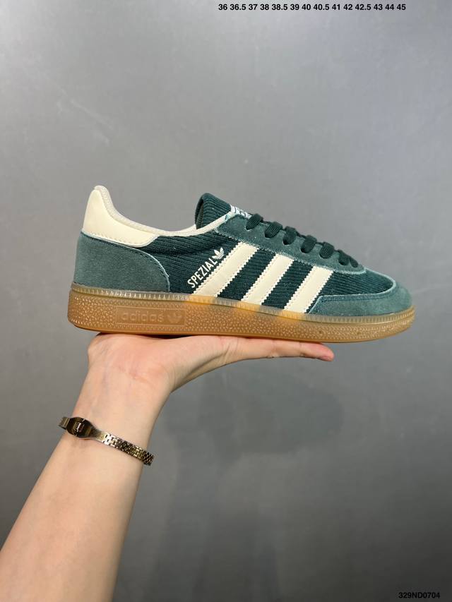 性价比版本Ad Handball Spezial 复古休闲板鞋 #全鞋采用反毛皮制作 牛筋耐磨大底 承载青春情怀的板鞋 经典三条杠装饰鞋侧 品牌辨识度清晰 货号