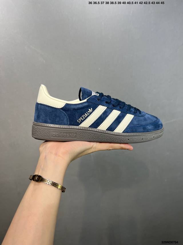 性价比版本Ad Handball Spezial 复古休闲板鞋 #全鞋采用反毛皮制作 牛筋耐磨大底 承载青春情怀的板鞋 经典三条杠装饰鞋侧 品牌辨识度清晰 货号