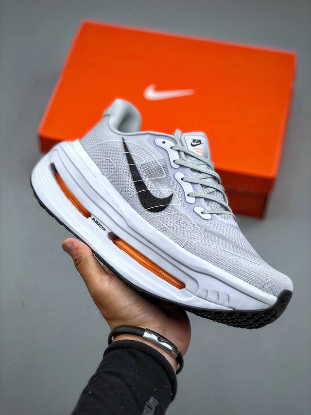 Nike Vomero Premium 舒适减震防滑 低帮跑步鞋全掌Reactx泡绵中底 前掌和后跟还配备了Air Zoom气垫单元 据说跑起来更快更舒适哦 这