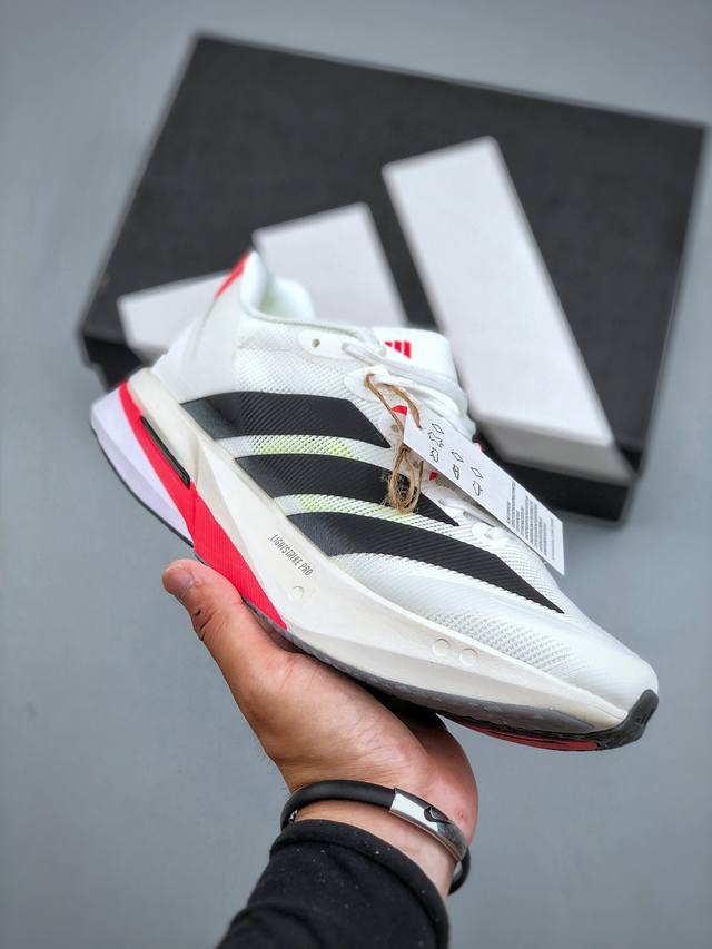 Adizero Boston 13 泡棉搭配碳纤维板 缓震透气跑步鞋 Adizero Boston 13 跑鞋专为中长跑而设计它们速度很快 但这并不以耐用性为代