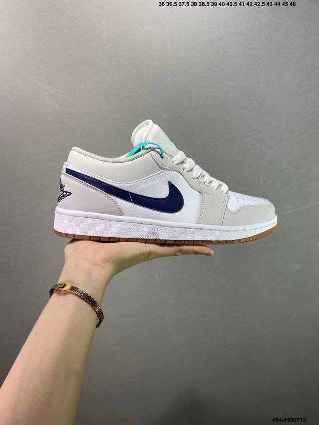 公司级Nike Air Jordan 1 Low Aj1乔1低帮休闲板鞋 同步官方配色 原档冲孔鞋头 四线拉帮 鞋舌高弹海绵填充 官方货号:553558 113