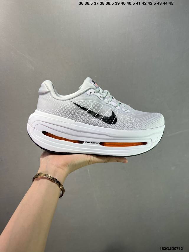 公司级Nike Pegasus Premium Atmosphere 全掌可见的Air Zoom首次在Pegasus系列中出现，模仿了Vaporfly的碳板曲线