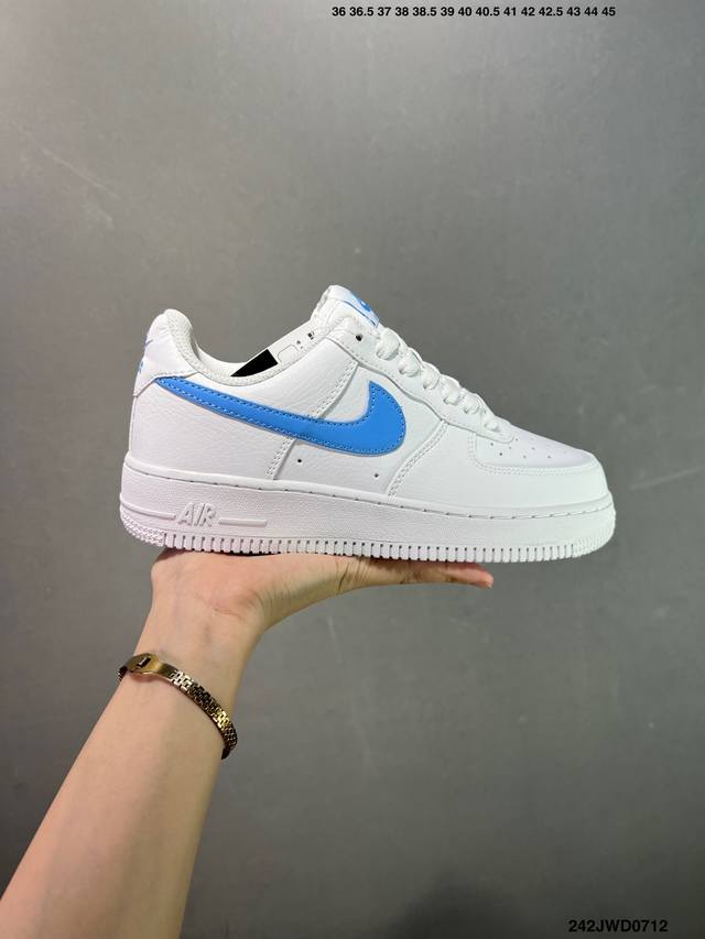 公司级耐克Nike Air Force 1“07空军一号低帮百搭休闲运动板鞋。柔软、弹性十足的缓震性能和出色的中底设计，横跨复古与现代的外型结合，造就出风靡全球