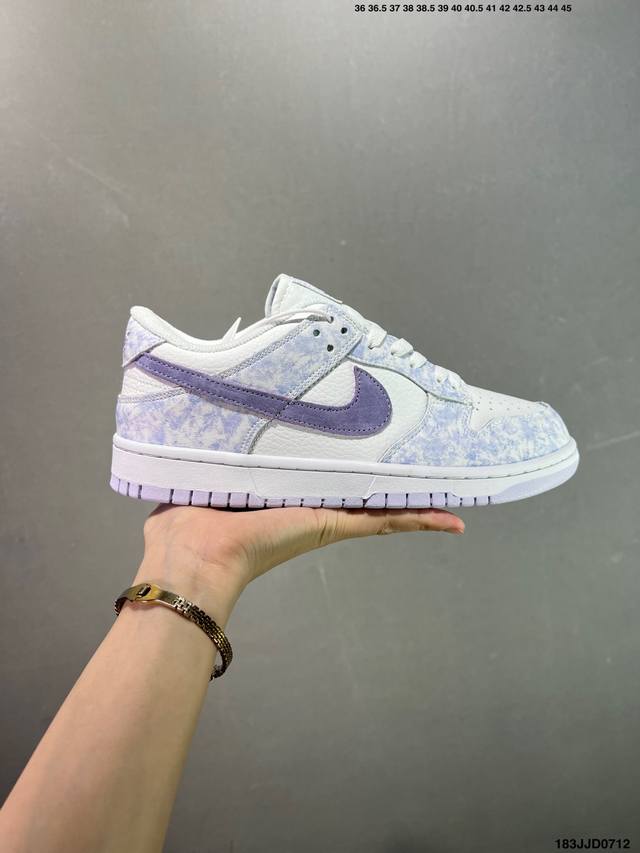 Nike Dunk Low 薰衣草 白紫 此款以简约大方的造型设计，给人以随性休闲的时尚格调，穿着舒适轻便，运动灵活自如，满足日常个性穿搭。 货号: Dm946