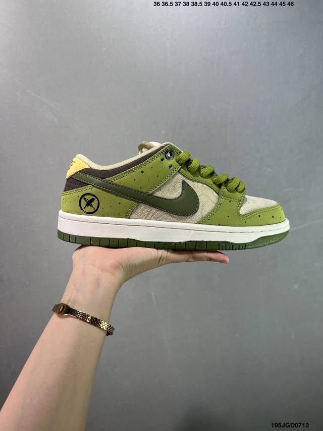 耐克Nike Dunk Low 扣篮系列 复古低帮休闲运动滑板板鞋 采用脚感柔软舒适Zoomair气垫 有效吸收滑板等极限运动在落地时带来的冲击力 为街头运动者