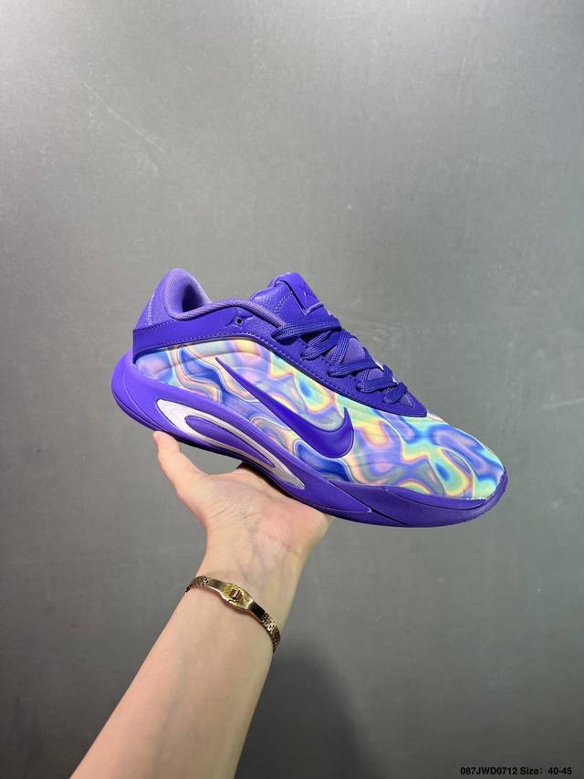 公司级Nike A‘One 舒适百搭防滑耐磨低帮篮球鞋 Fz8605-309 鞋款的主人正是当今 Wnba 现役第一人阿贾 威尔逊。鞋款被命名为 Nike A’
