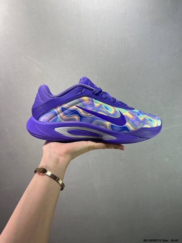 公司级Nike A‘One 舒适百搭防滑耐磨低帮篮球鞋 Fz8605-309 鞋款的主人正是当今 Wnba 现役第一人阿贾 威尔逊。鞋款被命名为 Nike A’