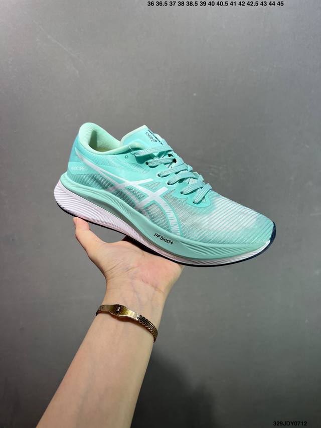 Asics亚瑟士Magic Speed 3竞速跑步鞋 鞋款采用亚瑟士Ff Blast Cushioning中底设计，为运动中带来回弾性和轻量性感受。工程网眼鞋面