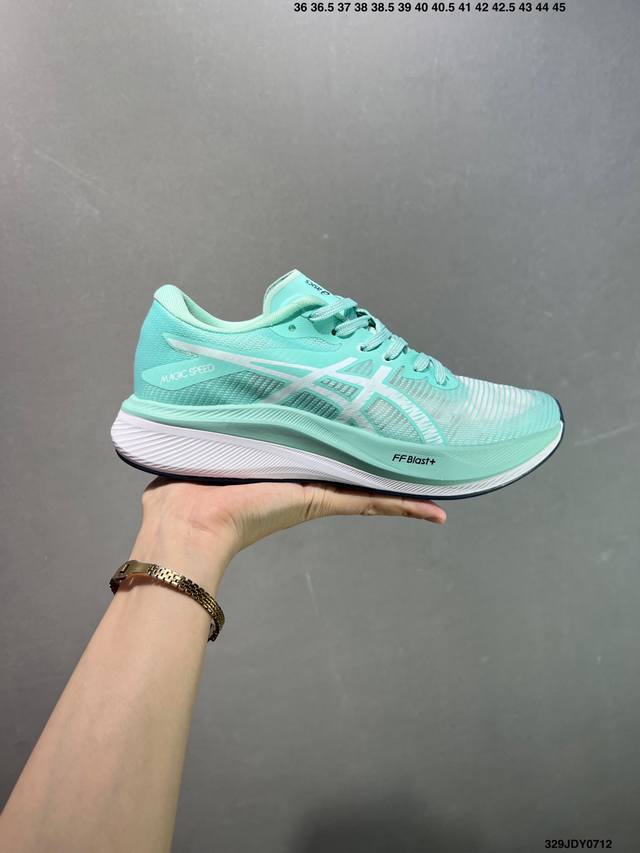 Asics亚瑟士Magic Speed 3竞速跑步鞋 鞋款采用亚瑟士Ff Blast Cushioning中底设计，为运动中带来回弾性和轻量性感受。工程网眼鞋面