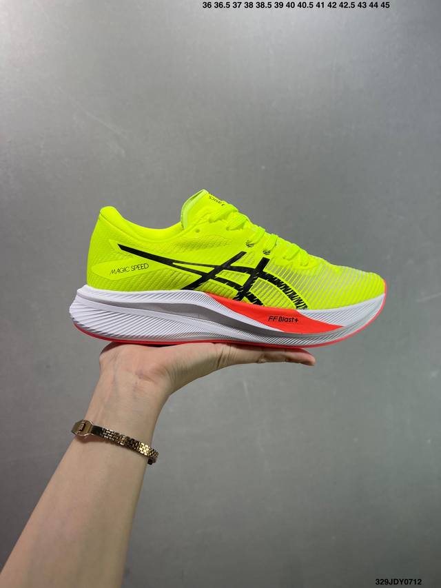Asics亚瑟士Magic Speed 3竞速跑步鞋 鞋款采用亚瑟士Ff Blast Cushioning中底设计，为运动中带来回弾性和轻量性感受。工程网眼鞋面