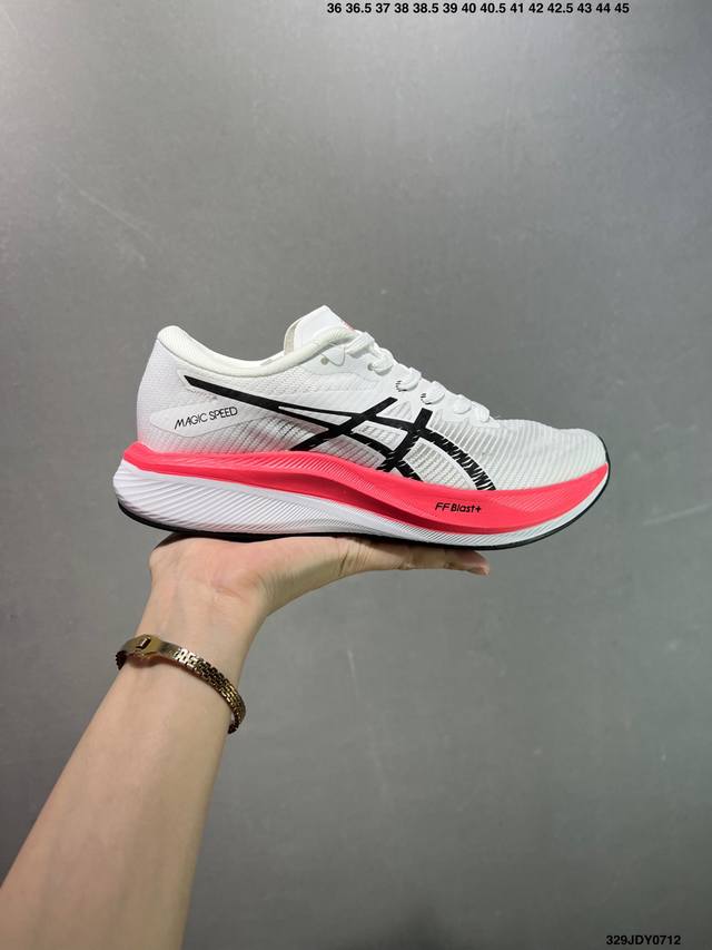 Asics亚瑟士Magic Speed 3竞速跑步鞋 鞋款采用亚瑟士Ff Blast Cushioning中底设计，为运动中带来回弾性和轻量性感受。工程网眼鞋面