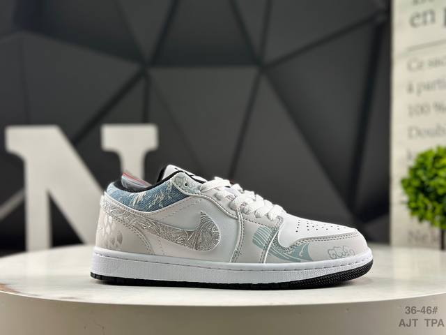 耐克 Air Jordan 1 Low 低帮 蓝柠檬 Aj1 乔丹1代 Aj1 乔1 低邦 蓝黄拼接 乔丹篮球鞋系列 鞋身采用蓝色皮革勾勒轮廓，明黄色注入后跟收