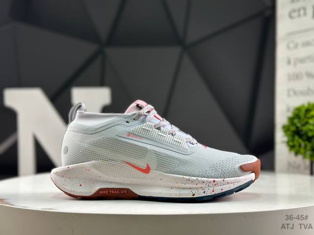 耐克 Nike Reactx Pegasus Trail 5 Gtx 越野跑步鞋登月兼顾迅疾外观和稳固脚感 后跟覆面和中足动态支撑巧妙融合 缔造稳定顺畅的迈步体