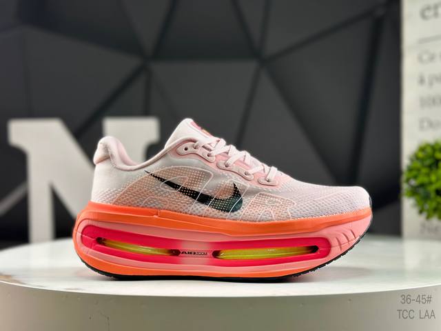 耐克 Nike 与 Levi‘S 携手合作，打造经典 Air Max 95 新风貌。全鞋款换上单宁风格，加上磨损不收边设计，为由两种同色调颜色所组成的梭织鞋面增