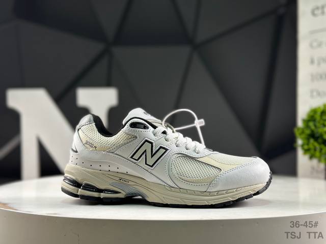 真标带半码 Nb New Balance 2002R沿袭了面世之初的经典科技，以 Encap 中底配以升级版 N-Ergy 缓震物料。鞋面则采用特色的柔软麂皮搭