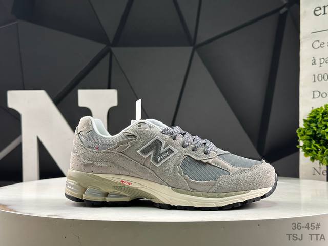真标带半码 Nb New Balance 2002R沿袭了面世之初的经典科技，以 Encap 中底配以升级版 N-Ergy 缓震物料。鞋面则采用特色的柔软麂皮搭